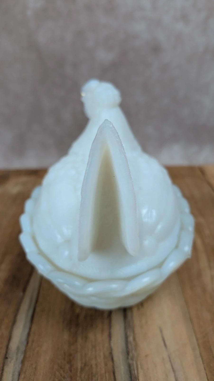 Poule sur panier en verre opalin blanc – marquée Sv