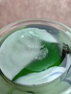 Vase en verre soufflé attribué à Murano vert bleu opalin