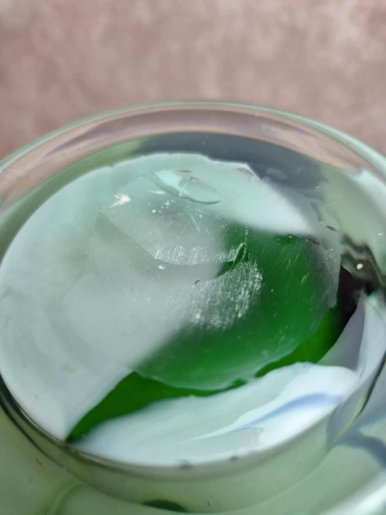 Vase en verre soufflé attribué à Murano vert bleu opalin