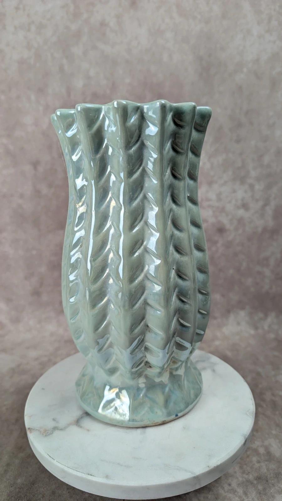 Vase en céramique vintage émaillé vert pâle