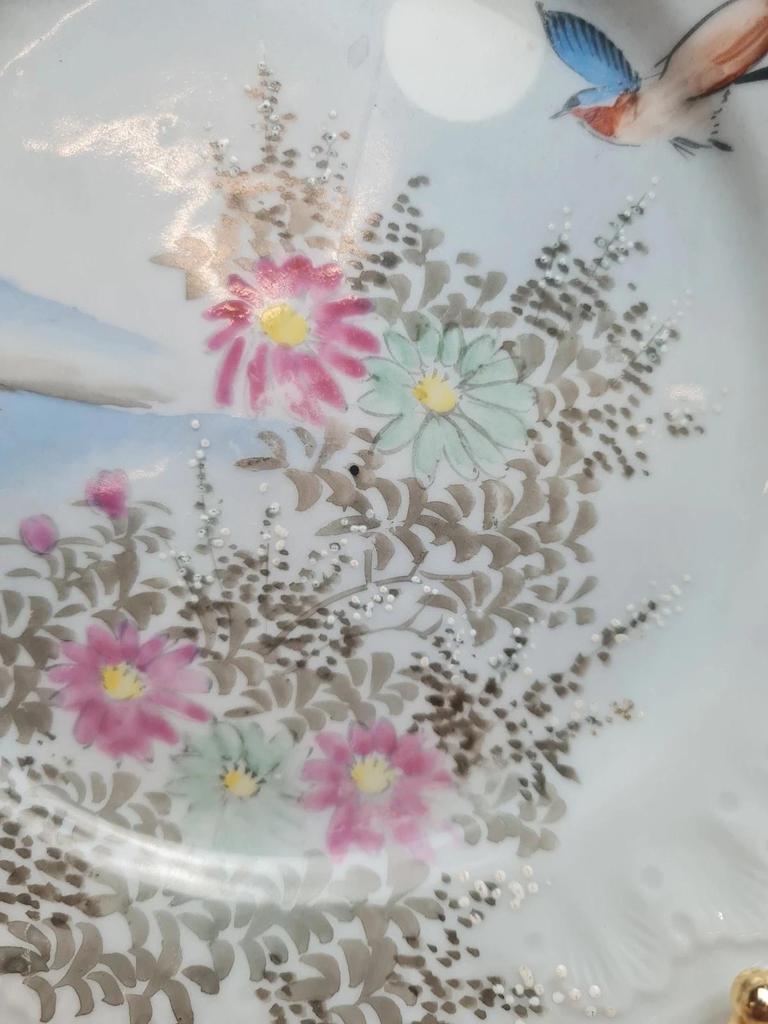 Lot de 2 assiettes anciennes décor japonisant peint main – relief & dorure