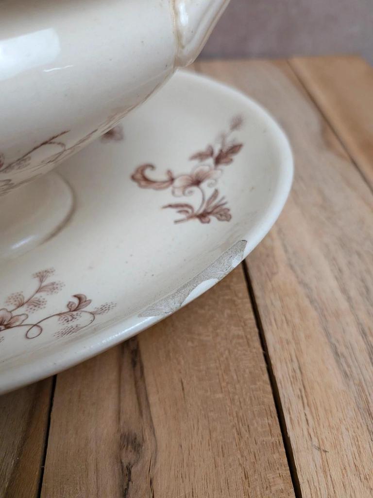 Saucière ancienne en terre de fer Salins – Décor libellule sépia – Avec couvercle