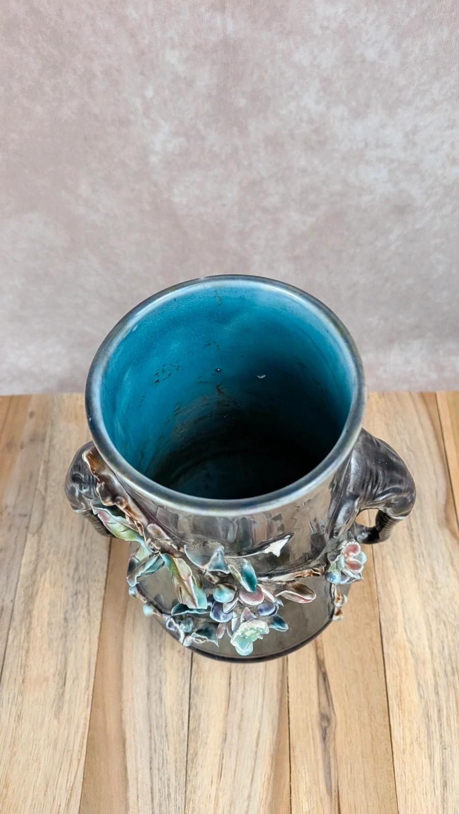 Vase ancien en barbotine décor éléphants et fleurs