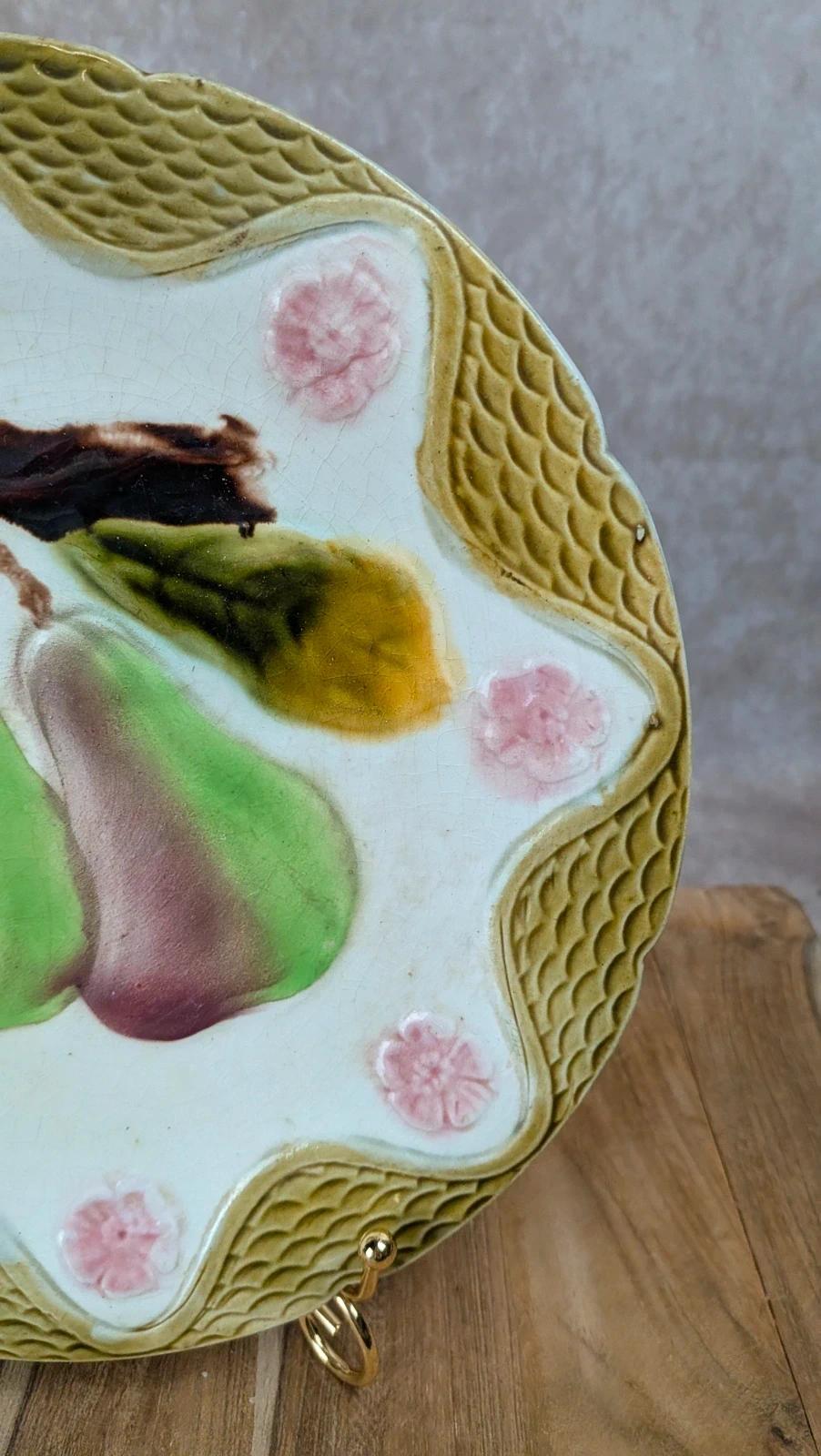 Assiette en barbotine – motif poires