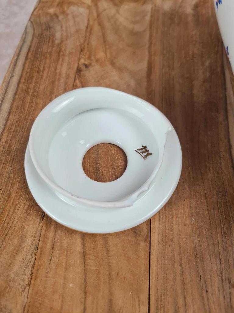 Chocolatière ancienne en porcelaine signée Qailles