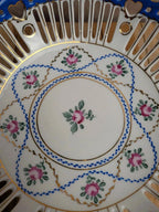 Coupe sur pied en porcelaine ajourée – Décor floral, bleu cobalt et dorures