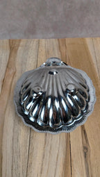 Beurrier ancien en métal argenté – forme coquille