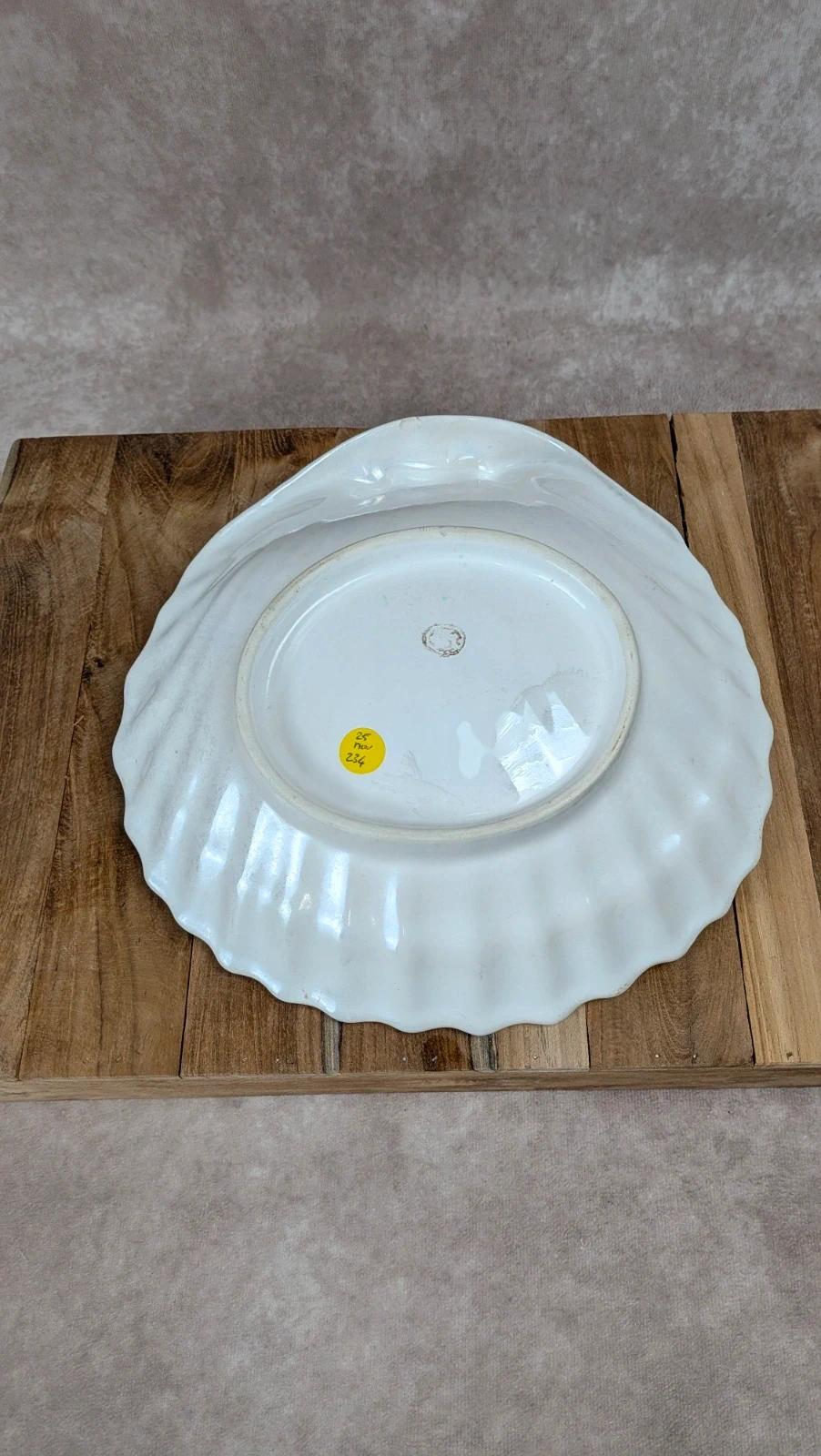 Grand plat ancien en forme de coquillage – finition irisée