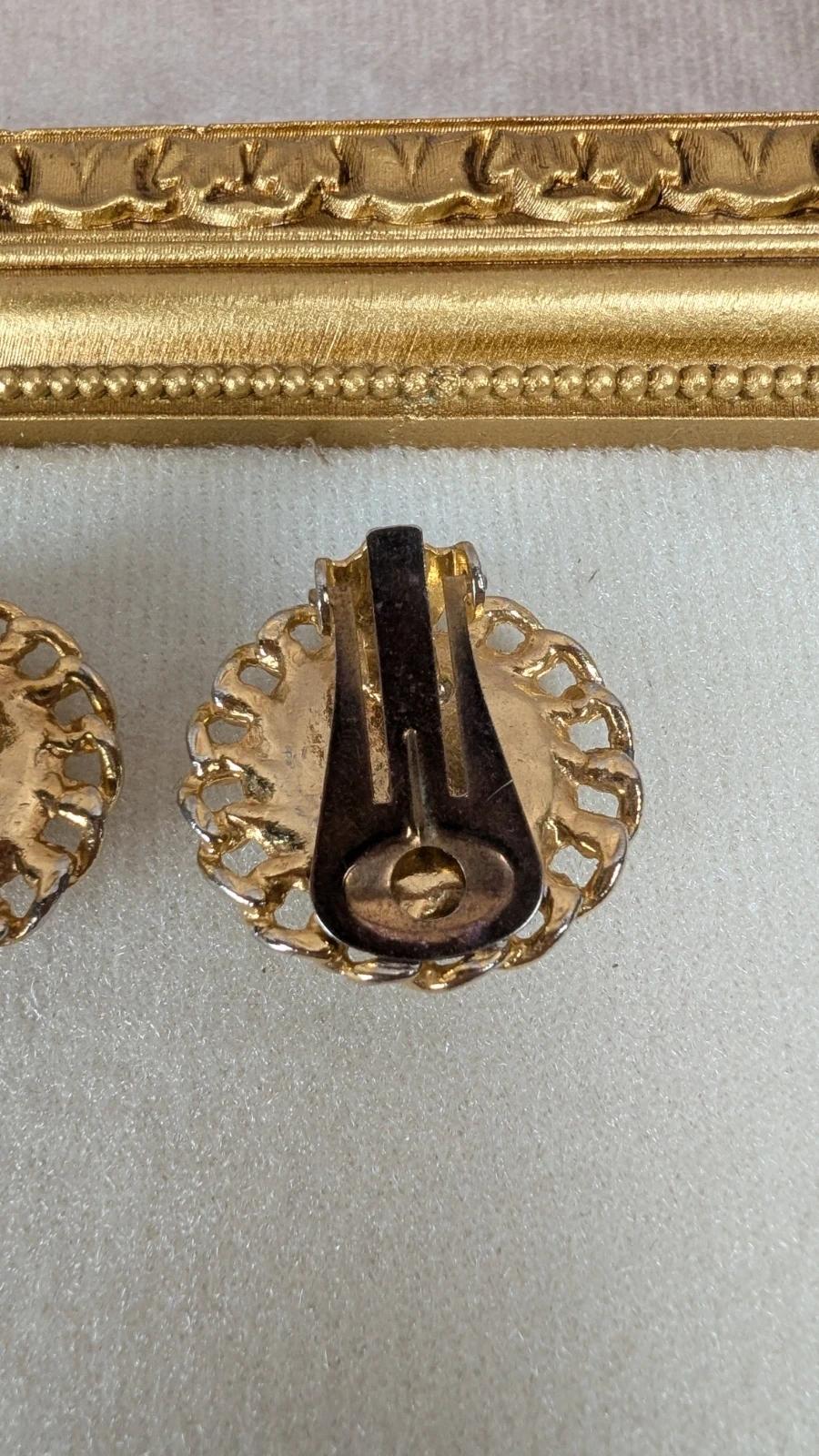 Boucles d’oreilles à clips dorées et perle vintage