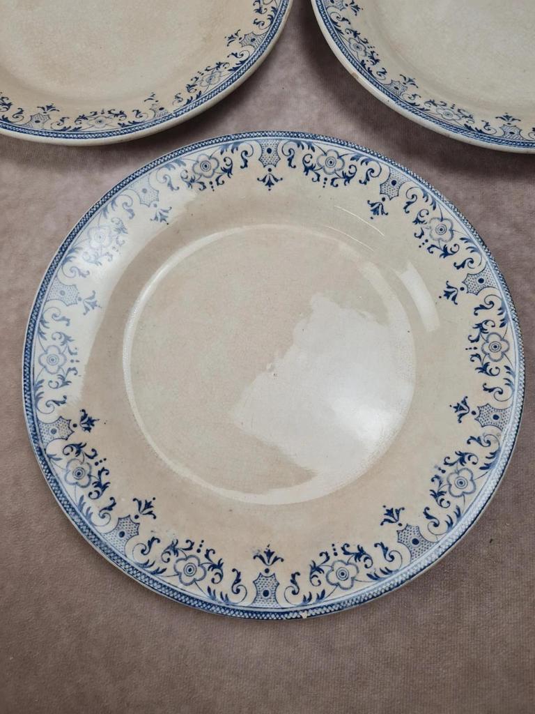 Lot de 7 assiettes plates anciennes Creil et Montereau. Service La Vallières, 23 cm
