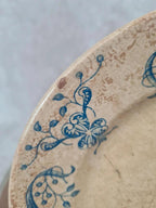 Assiette ancienne modèle “joconde”, décor bleu victorien