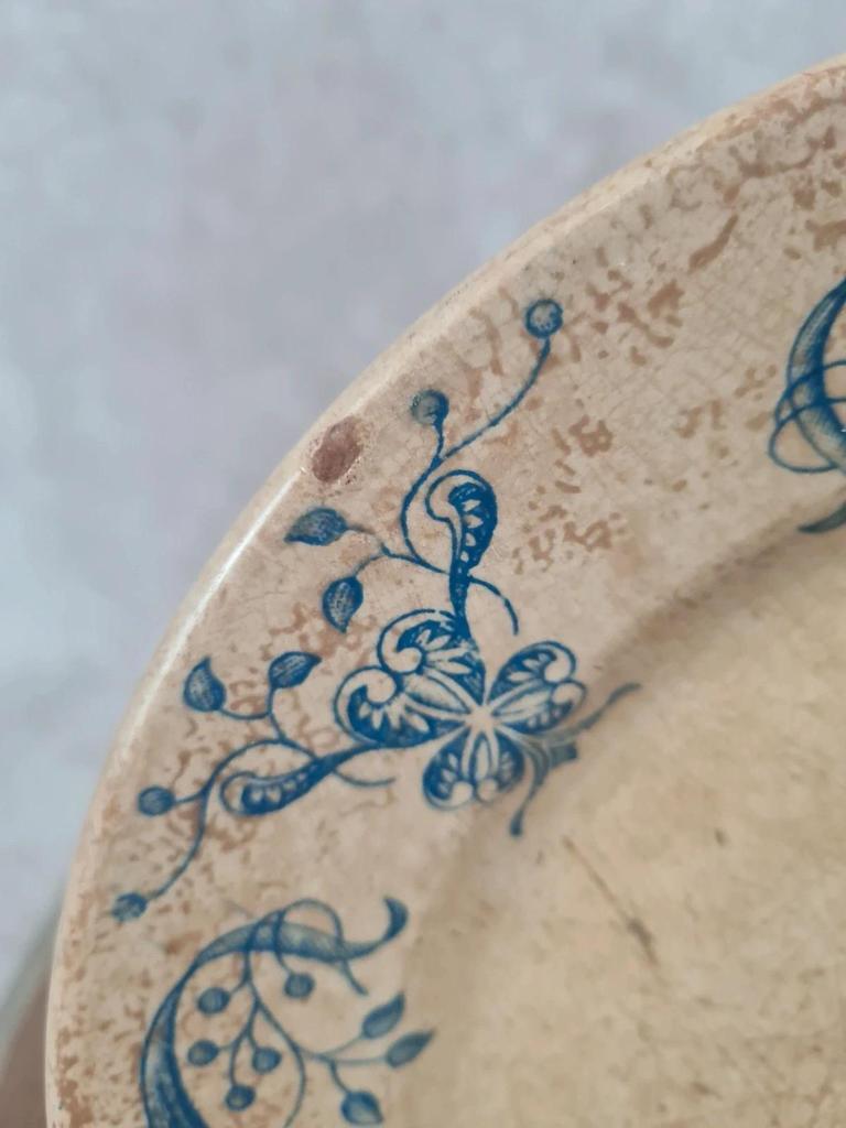 Assiette ancienne modèle “joconde”, décor bleu victorien