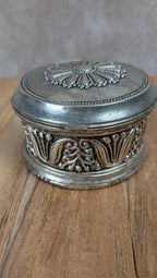 Boîte ancienne ronde en métal argenté – Intérieur velours rouge