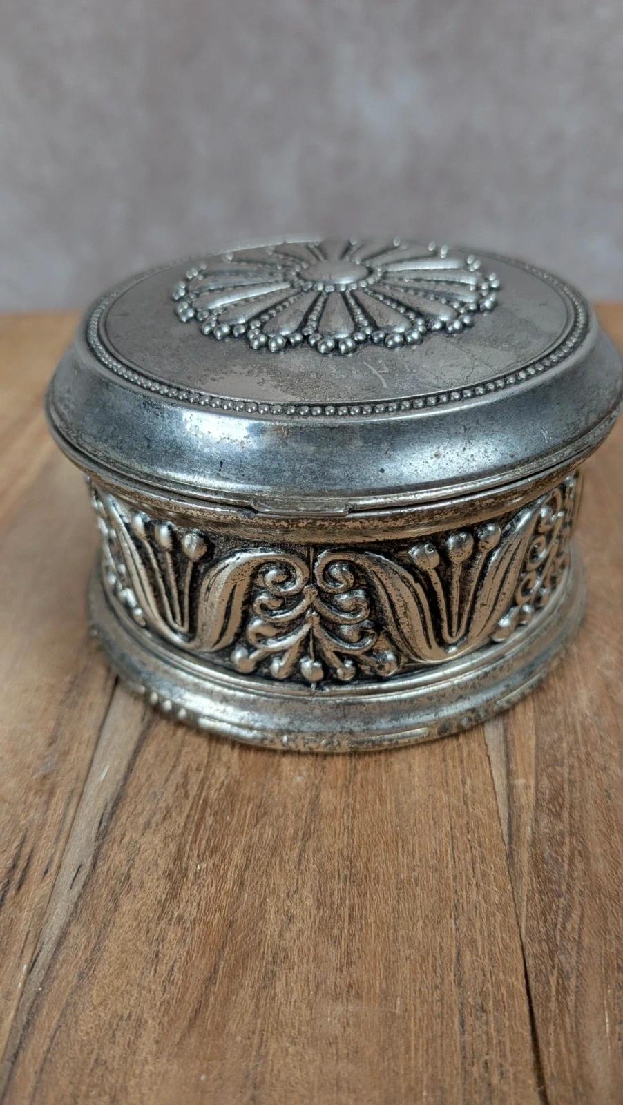 Boîte ancienne ronde en métal argenté – Intérieur velours rouge