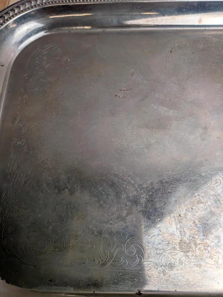 Petit plateau ancien en métal argenté à poignées – décor gravé