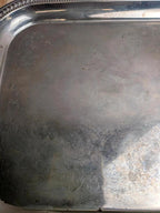 Petit plateau ancien en métal argenté à poignées – décor gravé
