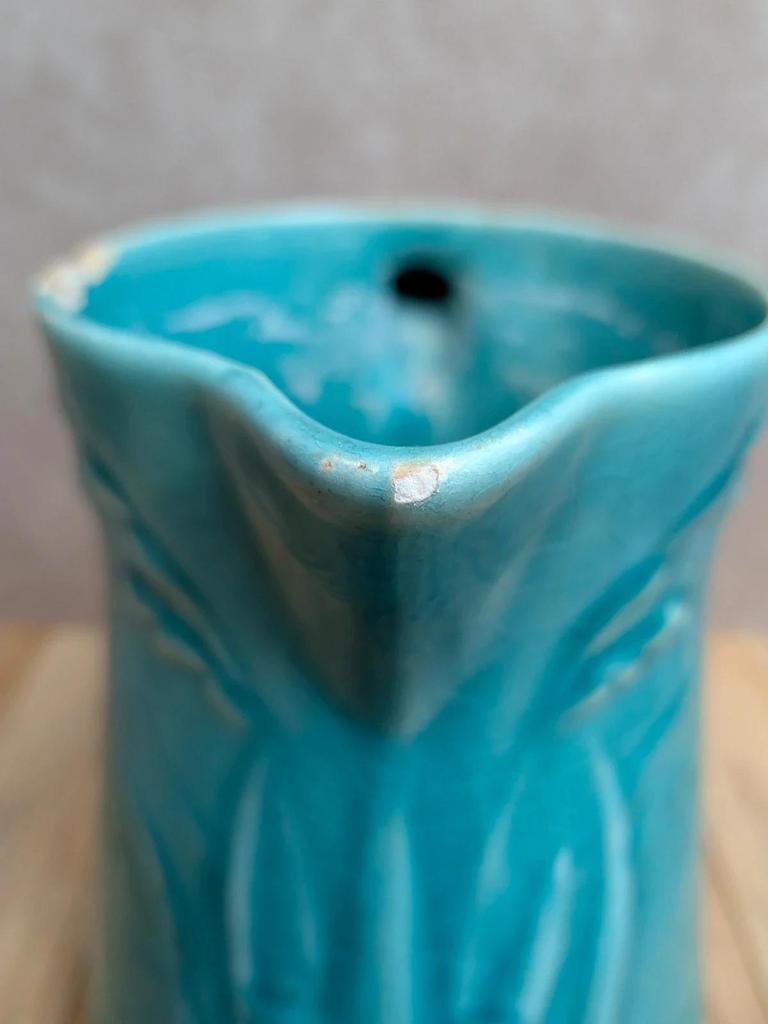 Pichet ancien en barbotine bleu turquoise