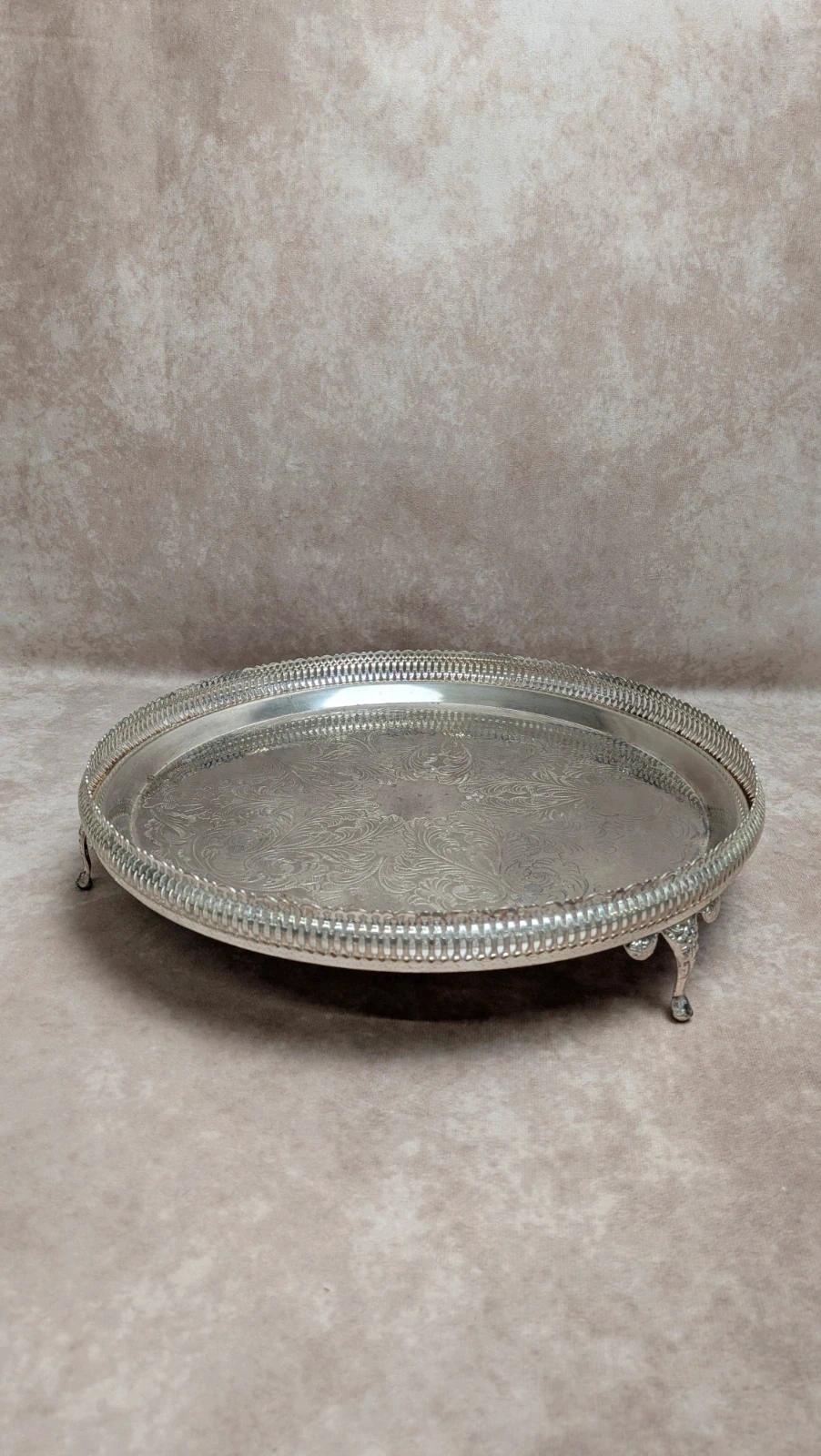 Plateau rond ancien en métal argenté sur pieds – décor gravé