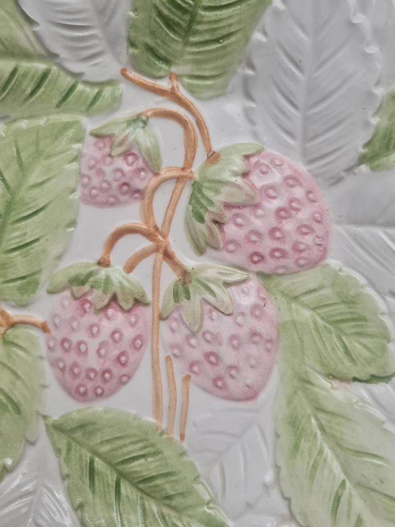 Assiette barbotine fraises relief – Made in Italy – décor champêtre 🍓