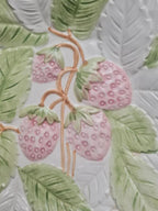 Assiette barbotine fraises relief – Made in Italy – décor champêtre 🍓