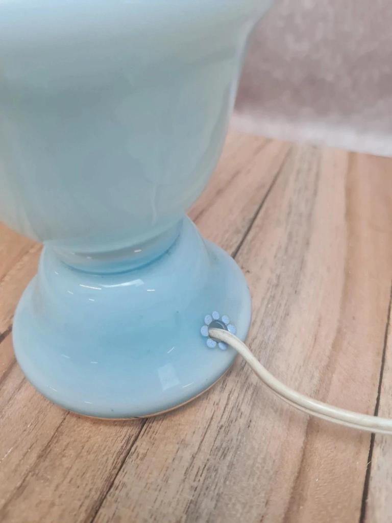 Lampe vintage en opaline bleue – esprit boudoir 💙