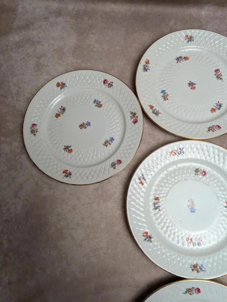 Lot de 10 petites assiettes en porcelaine fleurie et dorée vintage