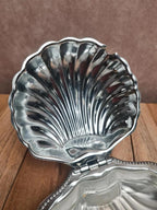 Petit beurrier coquillage vintage en métal argenté et verre opaque style Art Déco