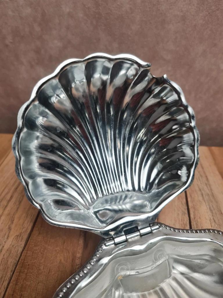 Petit beurrier coquillage vintage en métal argenté et verre opaque style Art Déco
