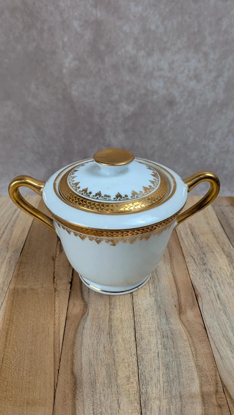 Sucrier ancien en porcelaine de Limoges – décor doré élégant