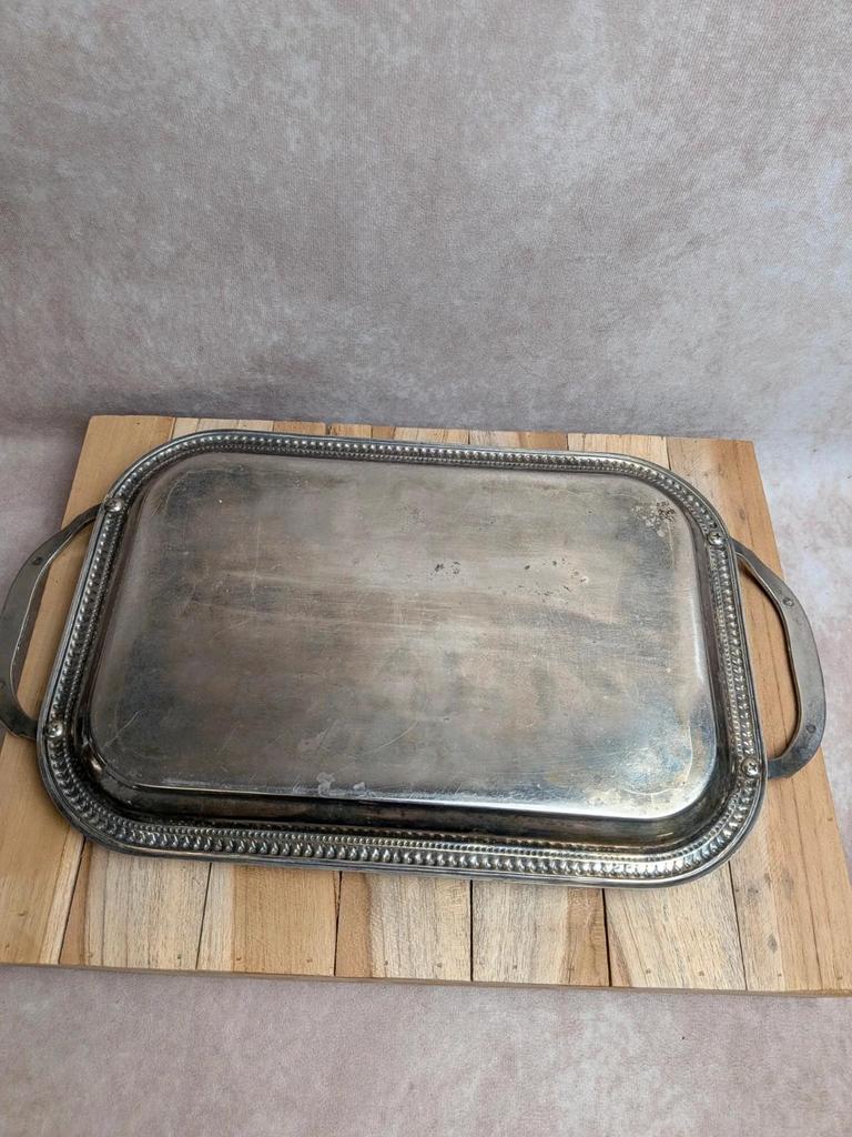 Petit plateau ancien en métal argenté à poignées – décor gravé