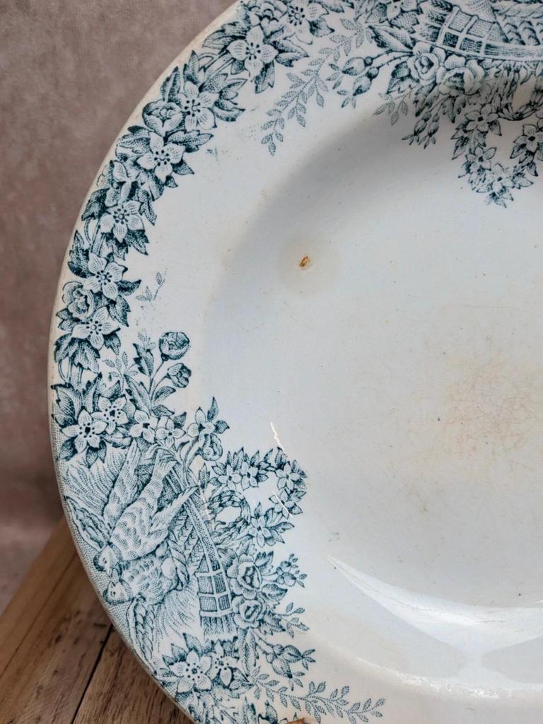 Assiette creuse ancienne en terre de fer Saint-amand modèle Colombier