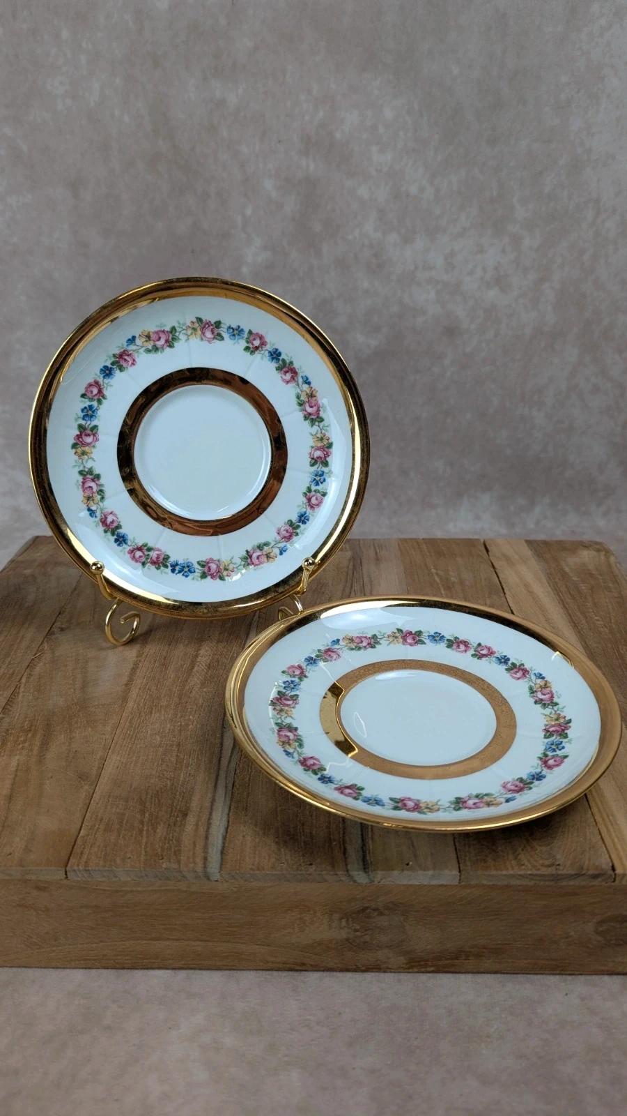 Lot de 2 sous-tasses anciennes en porcelaine de Limoges à décor floral et liseré doré