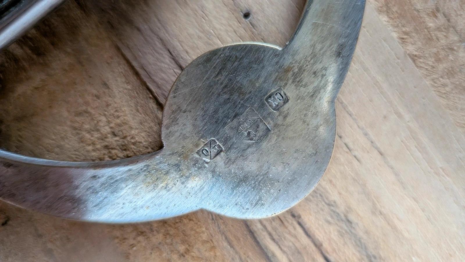 Coupe ancienne en métal argenté poinçonné – décor floral & anses travaillées