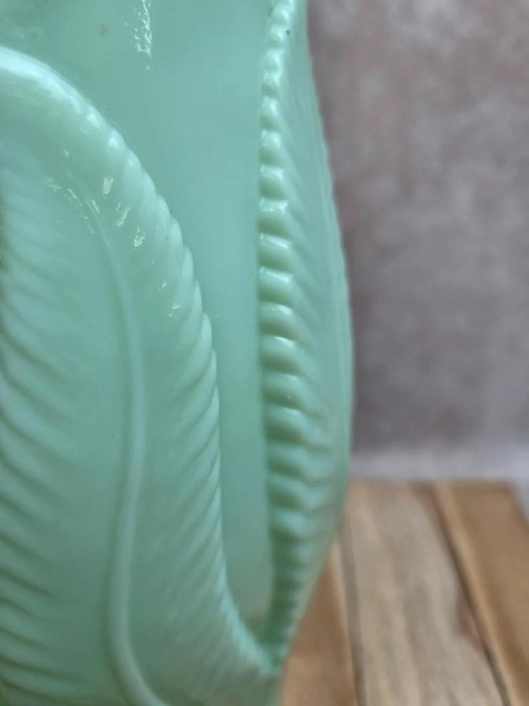 Vase Art Déco en opaline verte Spip France décor feuilles