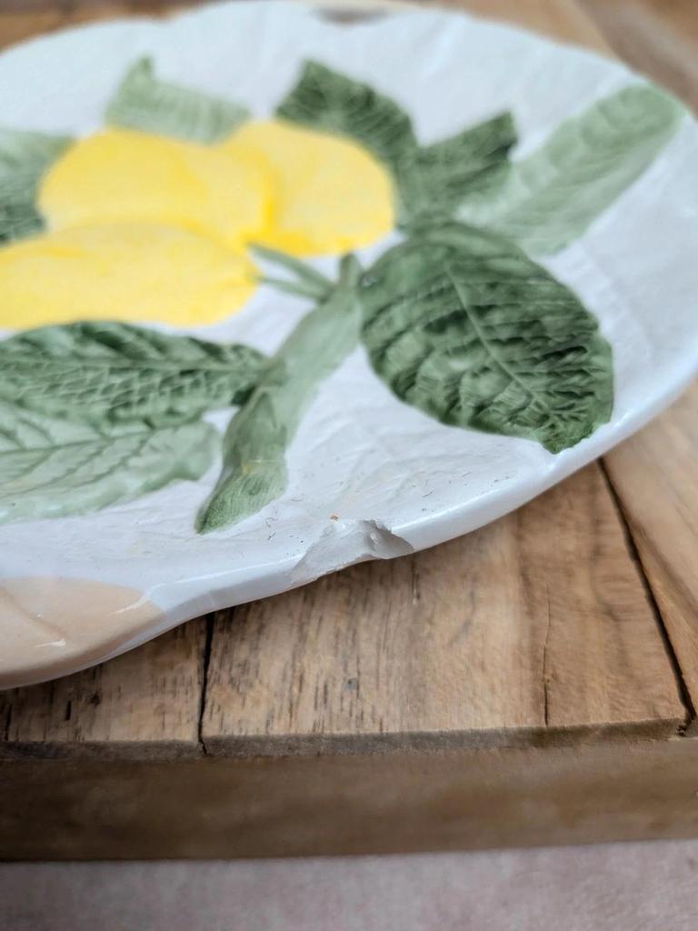 Assiette ancienne en barbotine motif citrons