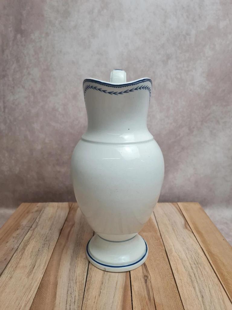 Pichet ancien en porcelaine de Tournai Xixe – décor à l’épi bleu – grande taille