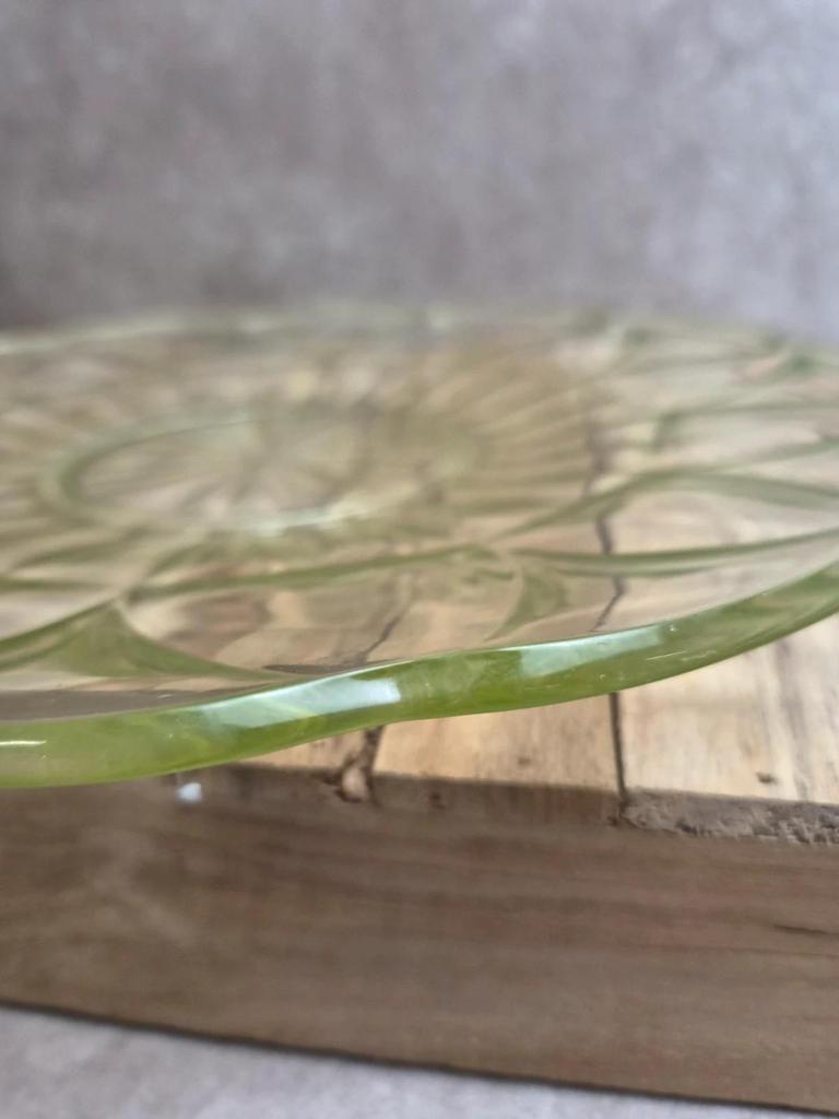Grand plat ancien en verre ouraline – 31 cm
