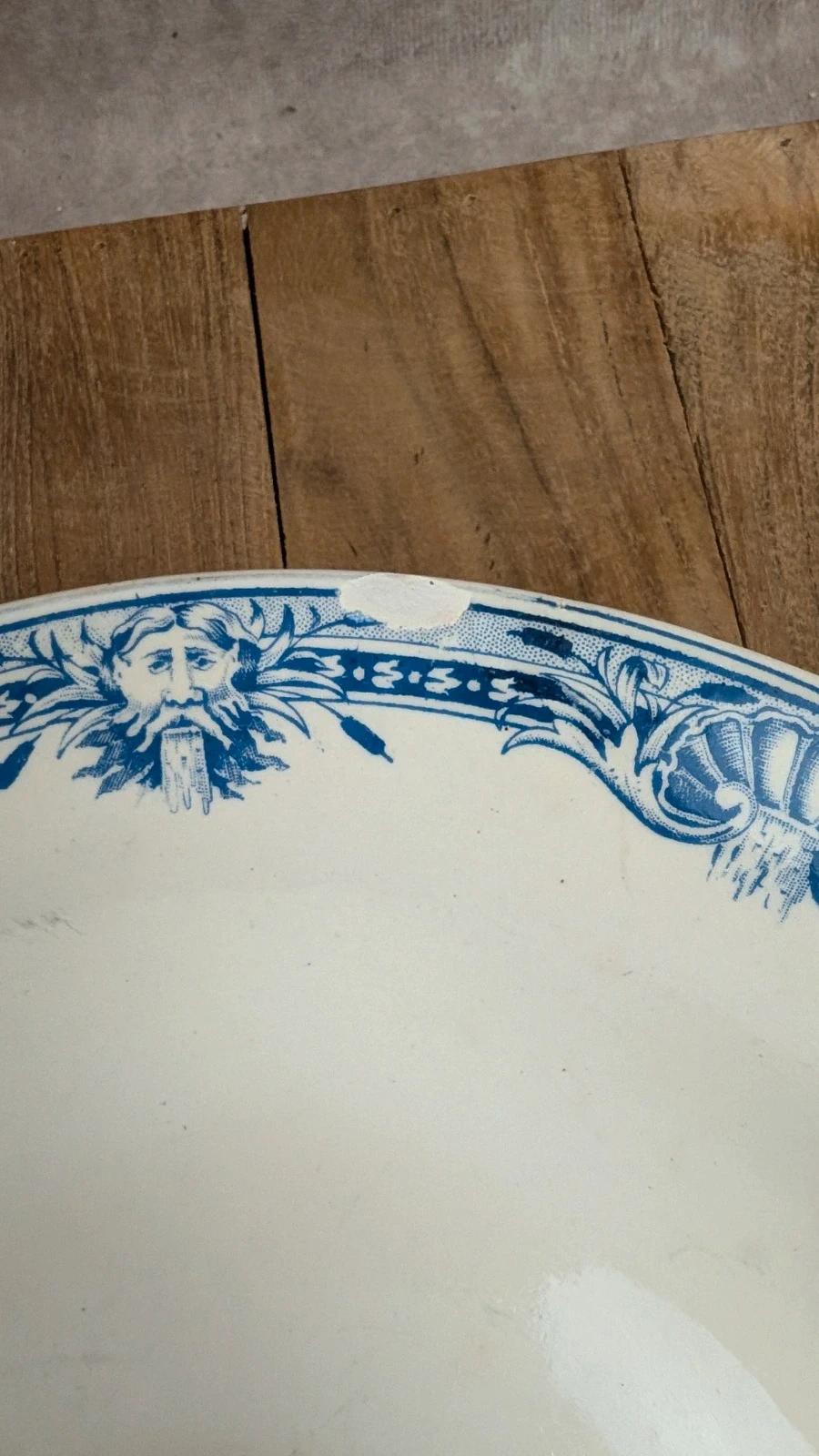 Deux assiettes anciennes en terre de fer bleu modèle Neptune, St Amand & Hamage Nord