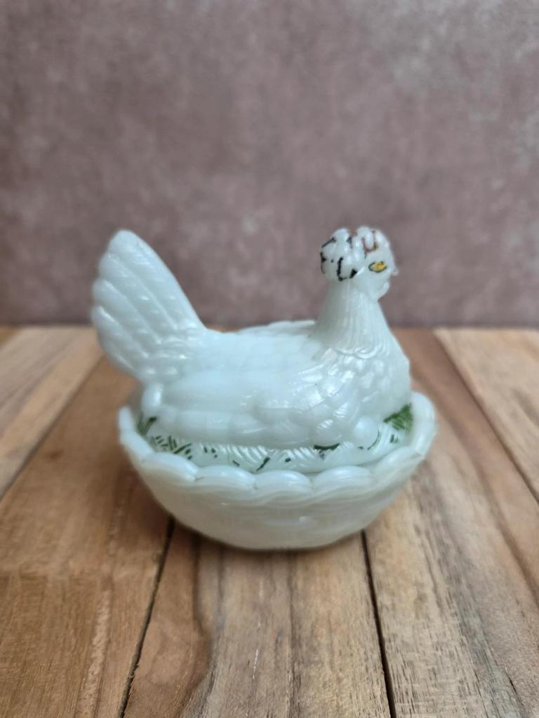 Petite poule couveuse en opaline blanche peinte ancienne