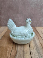 Petite poule couveuse en opaline blanche peinte ancienne