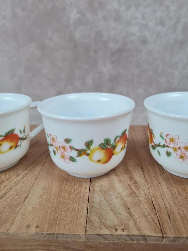 Lot de 3 tasses à café Arcopal – motif pommes vintage