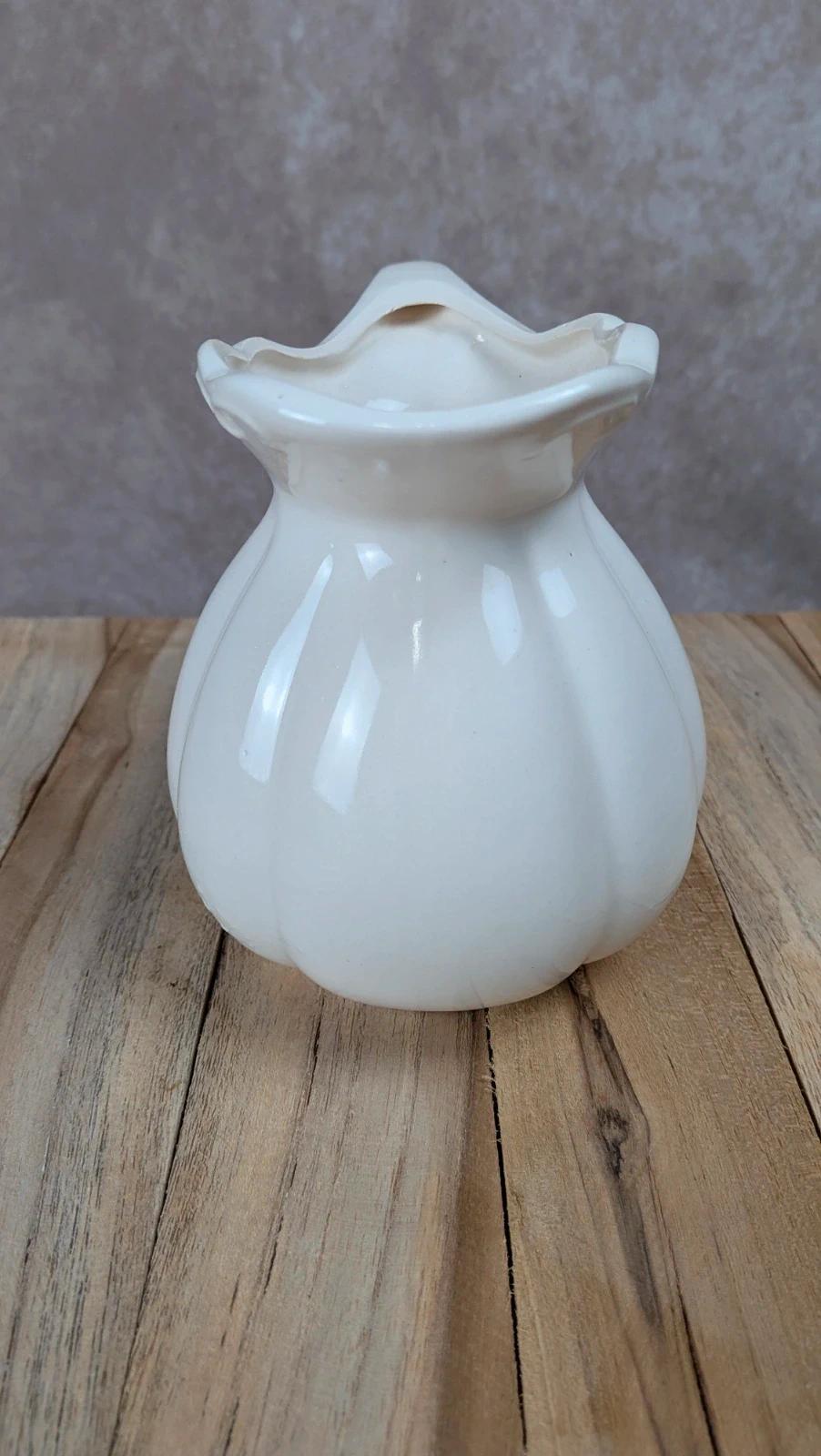 Petite carafe ancienne blanche relief style romantique