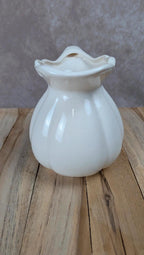 Petite carafe ancienne blanche relief style romantique