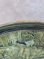 Assiette murale ancienne en céramique verte – scène historique en relief – Ø 25 cm