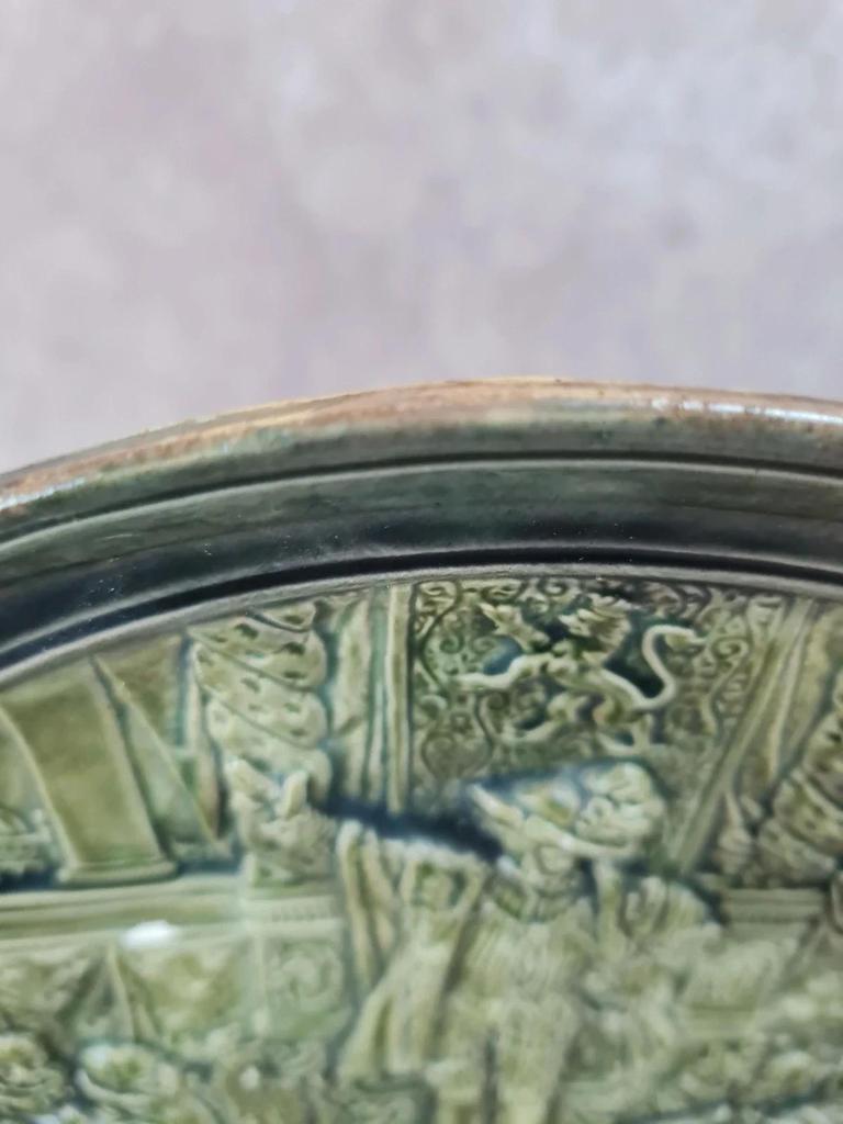Assiette murale ancienne en céramique verte – scène historique en relief – Ø 25 cm