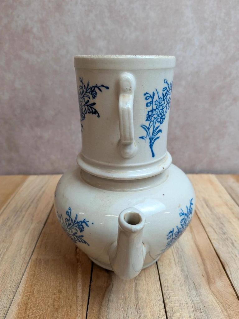 Cafetière ancienne à filtre en céramique – Saint-uze – Décor floral bleu