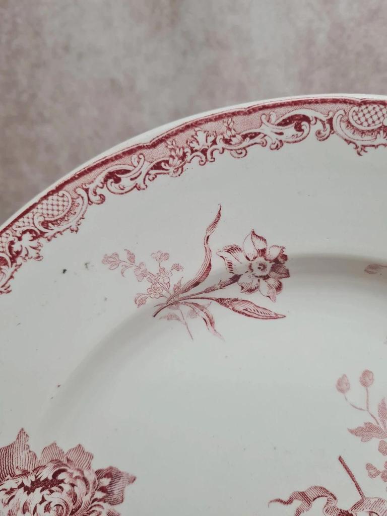 Plat rond vintage Sarreguemines Fontanges rouge – Terre de fer ancienne 🌿