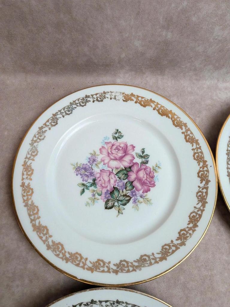 Lot de 5 assiettes plates en porcelaine de Limoges – Décor floral et dorures