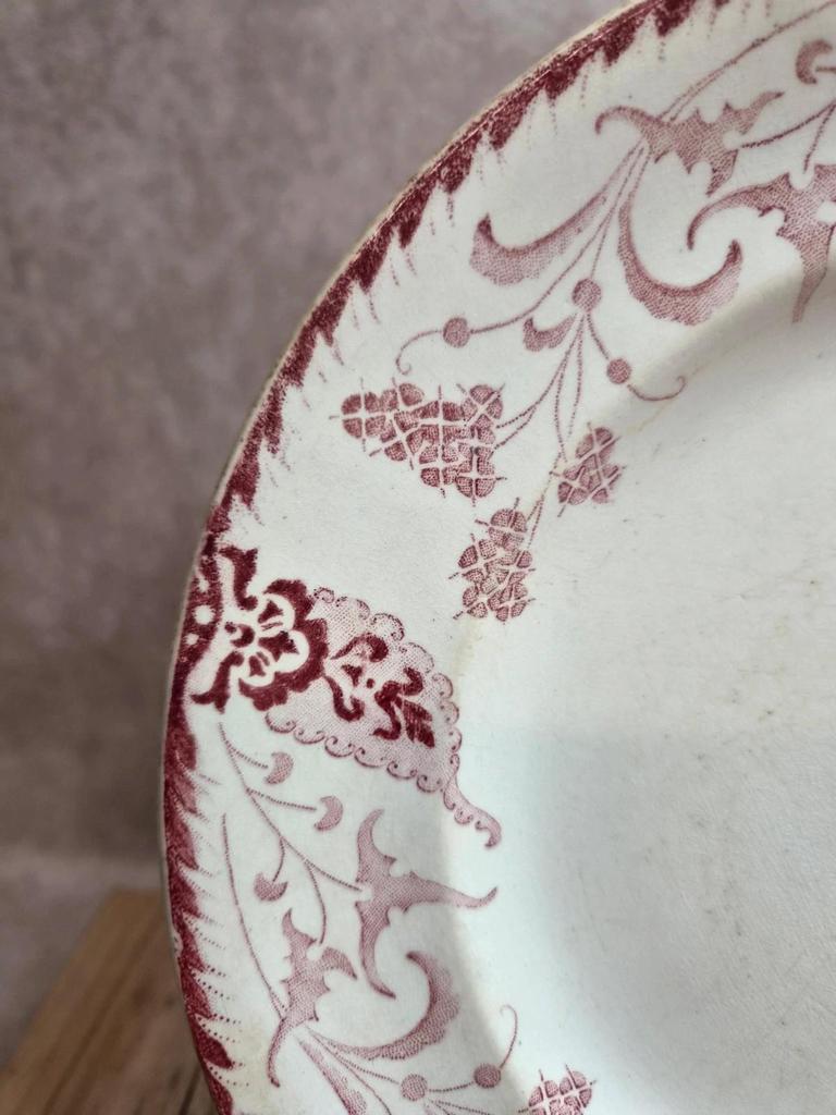 Assiette ancienne Terre de fer Longwy modèle Rambouillet – décor bordeaux