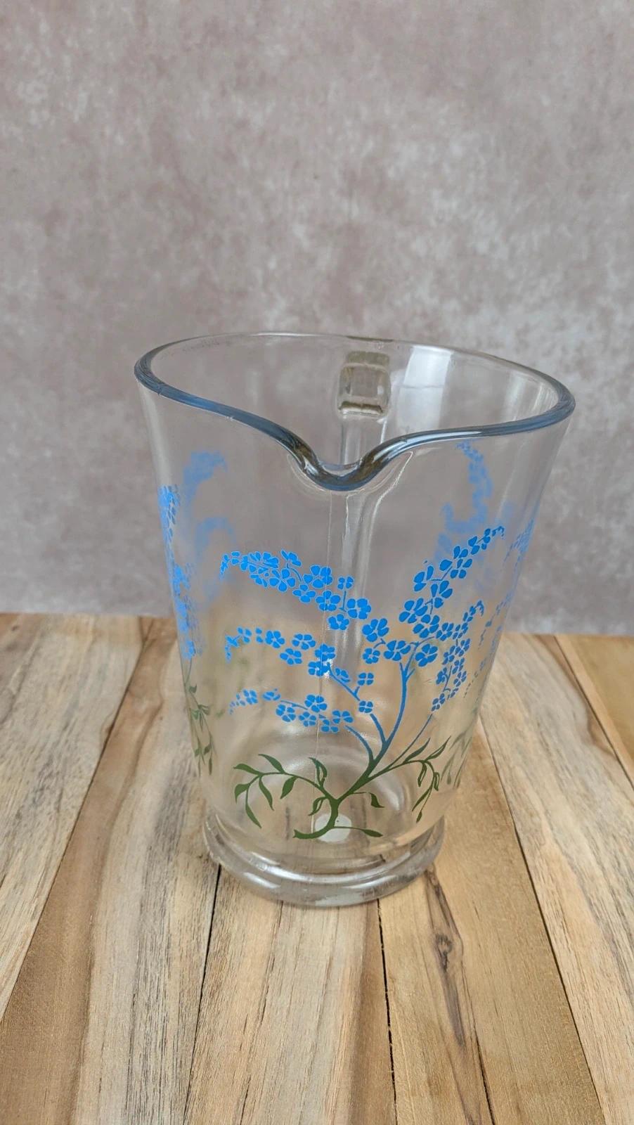 Pichet en verre décor floral bleu vintage
